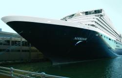 MS Noordam - Holland America Line - loď kotvící v přístavu