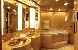 MS Oosterdam - Holland America Line - luxusní koupelna s dvěma oddělenými umyvadly a vanou v antickém ladění