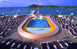 MS Volendam - Holland America Line - Bazén a lehátka na horní palubě a v pozadí zelená tropická krajina