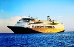 MS Volendam - Holland America Line - plavící se loď, zalitá zlatým slunečním svitem