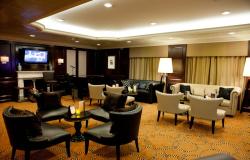 Azamara Quest - Azamara Club Cruises - elegantní barový interiér s večerní živou hudbou