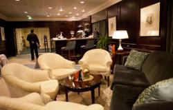 Azamara Quest - Azamara Club Cruises - detail stolu v kavárně Mosaic Cafe