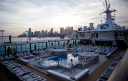 Azamara Quest - Azamara Club Cruises - bazén a lehátka na horní palubě lodi a v pozadí městské mrakodrapy