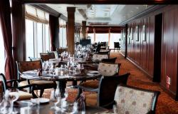 Azamara Quest - Azamara Club Cruises - detail krásně zdobeného a prostřeného jídelního stolu na lodi