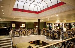 Azamara Journey - Azamara Club Cruises - elegantní interiér lodi a hlavní nákupní promenáda