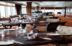 Azamara Journey - Azamara Club Cruises - detail krásně zdobeného a prostřeného jídelního stolu na lodi