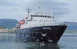 Ortelius - Oceanwide Expeditions - letící rackové u přídě lodi