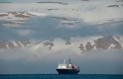 Ortelius - Oceanwide Expeditions - loď plující u Antarktidy
