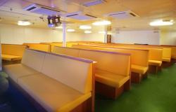 Ortelius - Oceanwide Expeditions - lavice ve konferenční místnosti na lodi