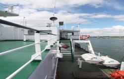 Ortelius - Oceanwide Expeditions - zelené schody vedoucí na hlavní palubu lodi