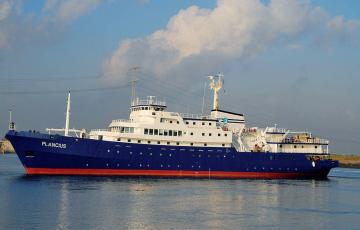 Plancius - Oceanwide Expeditions - plující loď pod modrým skandinávským nebem