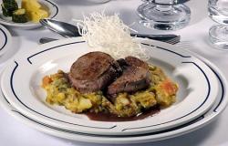 Plancius - Oceanwide Expeditions - servírované šťavnaté steaky na talíř přímo od šéfkuchaře lodi