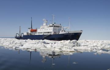 Spirit of Enderby - Polar Cruises - loď plující arktickým mořem