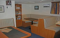 Spirit of Enderby - Polar Cruises - útulná lodní knihovna