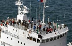 Spirit of Enderby - Polar Cruises - mávající cestující na vyhlídce lodi