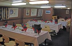 Spirit of Enderby - Polar Cruises - jídelní salon na lodi s dekorativní výzdobou