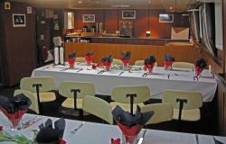 Spirit of Enderby - Polar Cruises - jídelní místnost na lodi s pohledem na pult pro obsluhu hostů lodi.