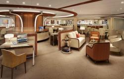 Seabourn Encore - Seabourn Cruise Line - společenská místnost Seabourn Square s pohledem na stoly s laptopy