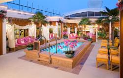 Norwegian Jade - Norwegian Cruise Lines - romantický bazén a na horní palubě lodi s exotickými palmami