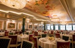 Norwegian Pearl - Norwegian Cruise Lines - jídelní stoly a umělecký strop v restauraci na lodi