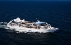 Azamara Journey - Azamara Club Cruises - plavící se loď a náhled na pravou stranu lodi a horní palubu