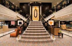 Azamara Journey - Azamara Club Cruises - hlavní schodiště na lodi