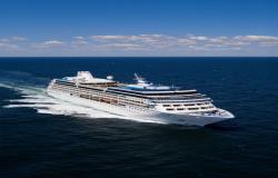 Azamara Journey - Azamara Club Cruises - loď plující na širém moři