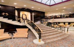 Azamara Journey - Azamara Club Cruises - dvě křesla u hlavního schodiště na lodi