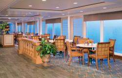 Azamara Journey - Azamara Club Cruises - restaurace na lodi a jídelní stoly s dekorativním dřevěným nábytkem
