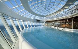 Allure of the Seas - Royal Caribbean International - bazén se skleněnou střechou