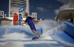 Freedom of the Seas - Royal Caribbean International - surfař jedoucí na umělé vlně