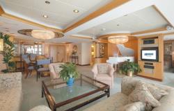 Legend of the Seas - Royal Caribbean International - luxusní kajuta s bílým koncertním křídlem v pozadí