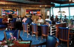Radiance of the Seas - Royal Caribbean International - lidé při jídle na lodi