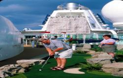Radiance of the Seas - Royal Caribbean International - mini golf a v pozadí horolezecká stěna
