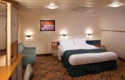 Splendour of the Seas - Royal Caribbean International - manželská postel s dekorativním obrazem