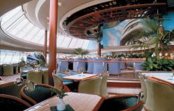 Splendour of the Seas - Royal Caribbean International - odpočinkové stoly v interiéru lodi