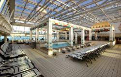 Vision of the Seas - Royal Caribbean International - bazén s lehátky a zasklenou střechou