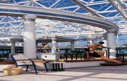 Vision of the Seas - Royal Caribbean International - lidé bavící se u bazénu v antickém stylu