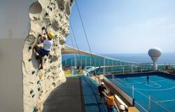 Voyager of the Seas - Royal Caribbean International - horolezecká stěna a basketbalové hřiště na horní palubě lodi