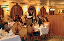 Majesty of the Seas - Royal Caribbean International - lidé při večeři na lodi 