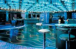 Majesty of the Seas - Royal Caribbean International - bar na lodi s modrým pozadím