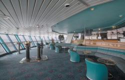 Majesty of the Seas - Royal Caribbean International - luxusní interiér horní paluby s dekorativním dřevěným kormidlem