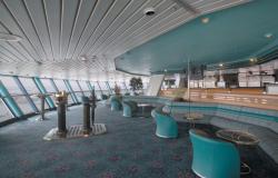 Majesty of the Seas - Royal Caribbean International - luxusní interiér horní paluby s dekorativním dřevěným kormidlem
