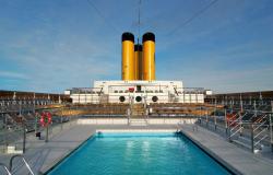 Costa Classica - Costa Cruises - azurově modrý bazén a tři hlavní komíny v pozadí