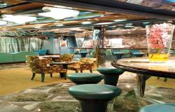 Costa Deliziosa - Costa Cruises - zelené barové židle a dekorativní květina