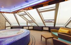 Costa Favolosa - Costa Cruises - jacuzzi masážní vana a panoramatické okno v Grand Samsara kajutě s balkonem 
