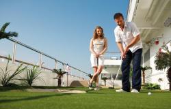 Costa Luminosa - Costa Cruises - pár hrající mini golf na horní palubě