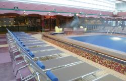 Costa Magica - Costa Cruises - lehátka a bazén na lodi