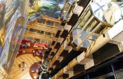 Costa Magica - Costa Cruises - výtah a pohled do interiéru lodi