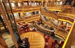 Costa Magica - Costa Cruises - panoramatický pohled na lidi v baru na lodi